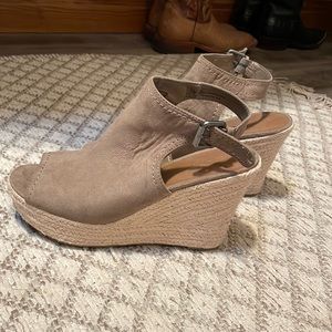 Nwot Universal Thread size 8